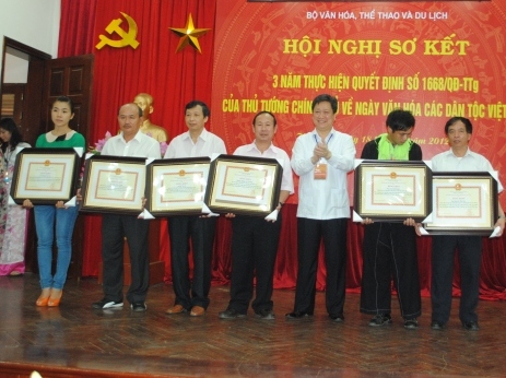 Thứ trưởng Bộ VHTTDL trao bằng khen cho những tập thể, cá nhân có thành tích xuất sắc nhất trong 3 năm thực hiện Quyết định của Thủ tướng về Ngày Văn hóa các dân tộc Việt Nam