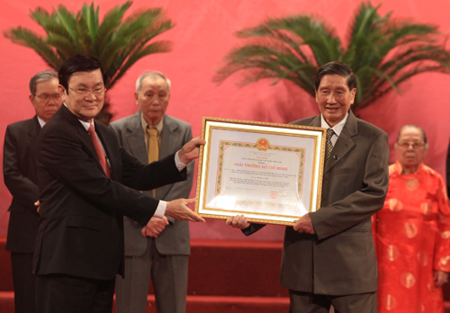 Nhạc sỹ Phạm Tuyên nhận giải thưởng Hồ Chí Minh với những tác phẩm âm nhạc xuất sắc đi vào đời sống nhân dân 