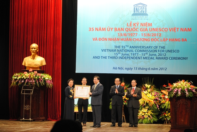 Phó Chủ tịch nước Nguyễn Thị Doan trao tặng Huân chương Độc lập hạng Ba cho UBQG UNESCO Việt Nam