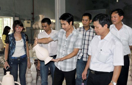 Ông Mai Tiến Dũng - PGĐ Sở VHTTDL Hà Nội (hàng đầu ngoài cùng bên phải)cùng đoàn khảo sát Làng gốm Bát Tràng