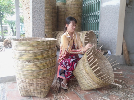 Nghề đan cần xé ở xã Tân Thành tạo thu nhập ổn định cho nhiều lao động