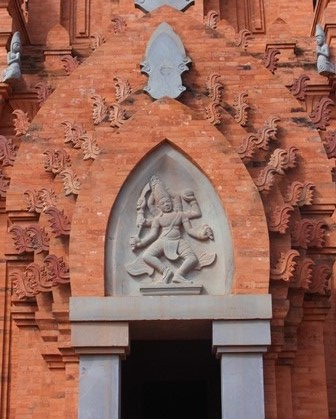 Bức tượng vũ nữ bằng đá sa thạch trang trí trên tháp chính 