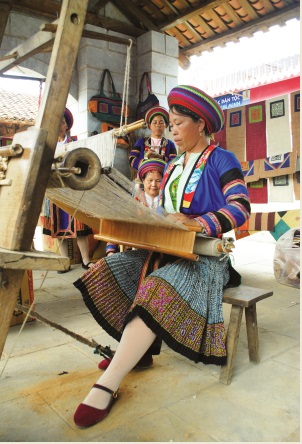 Đồng bào dân tộc Mông tham gia Phiên chợ vùng cao tại Làng Văn hóa - Du lịch các dân tộc Việt Nam.2012