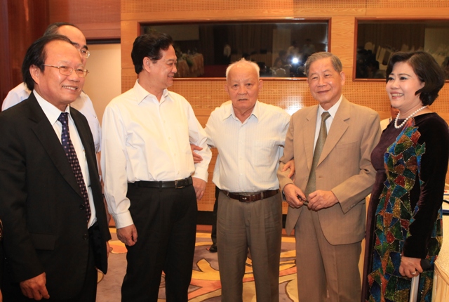 Thủ tướng Nguyễn Tấn Dũng trao đổi với các đại biểu bên lề Hội nghị