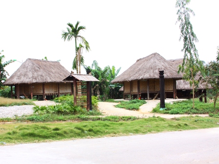 nhà ở của đồng bào dân tộc Tà Ôi tại Làng Văn hóa – Du lịch các dân tộc Việt Nam (ảnh Intenet)