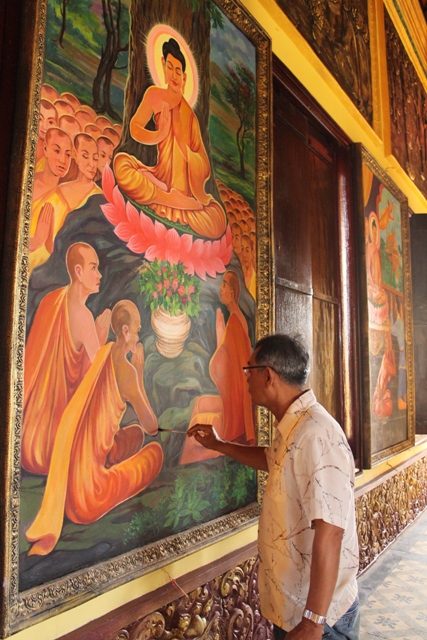 Nghệ nhân Lý Lết đang hoàn thiện csa tranh tại chùa Khmer, Làng Văn hóa - Du lịch các dân tộc Việt Nam