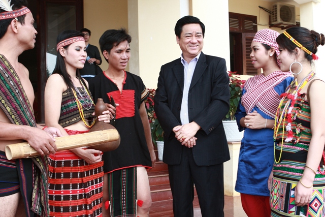 Thứ trưởng, Phó Chủ nhiệm Ủy ban dân tộc Hoàng Xuân Lương nói chuyện với thế hệ trẻ tỉnh Bình Phước về bảo tồn và phát huy trang phục truyền thống. 11/2011