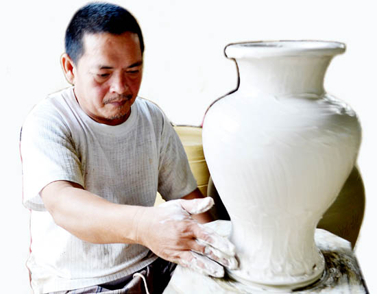 Nghệ nhân Đặng Văn Trịnh, người duy nhất còn “giữ lửa” cho làng gốm Mỹ Thiện (Bình Sơn)