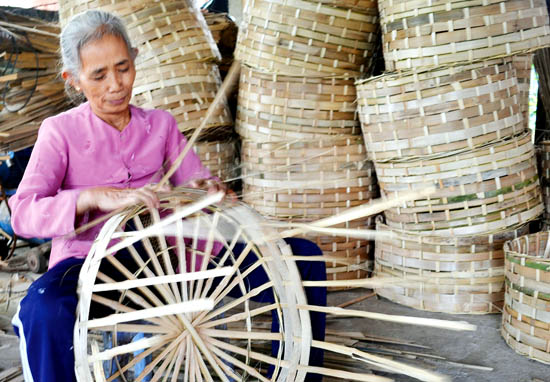 Làng nghề mây tre đan ở Tịnh Ấn Tây (Sơn Tịnh) giữ được chỗ đứng trong khó khăn