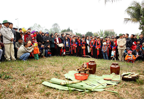 Lễ cúng trỉa lúa của đồng bào Brâu thu hút đông đảo sự quan tâm của các cộng đồng dân tộc và du khách