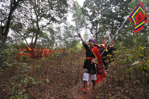 Đề Nắm và nghĩa quân qua rừng Lim. Ảnh: Nguyễn Dương