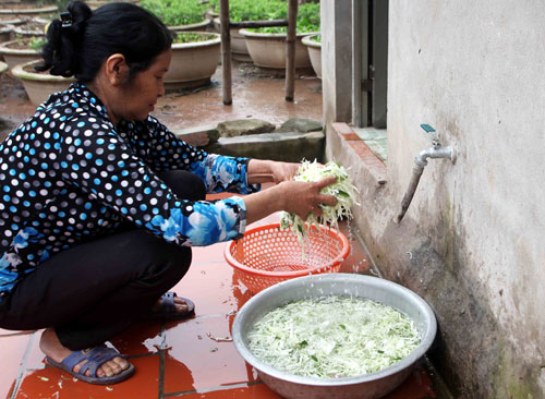 Nhiều hạng mục trong công trình nước sạch của gia đình bà Ngô Thị Hoa vẫn còn dang dở vì thiếu vốn