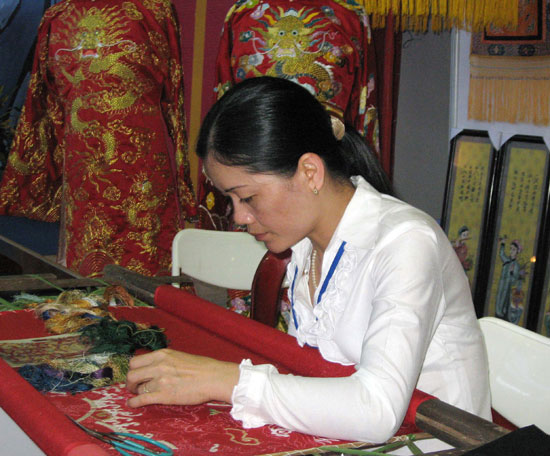 Sản xuất hàng thêu thủ công tại làng nghề Quất Động, huyện Thường Tín