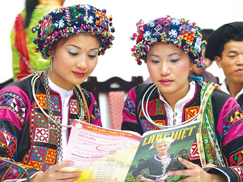 Tạp chí Làng Việt tới tay đồng bào các dân tộc