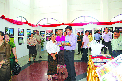 Tham gia giới thiệu, quảng bá trong “Tuần Văn hoá Việt Nam” tại CHDCND Lào