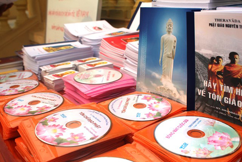 Kinh Phật và các tài liệu giới thiệu Phật giáo được bày tại khuôn viên chùa