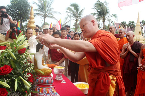 Đại đức Thích Kim Tuệ thực hiện nghi thức tắm Phật