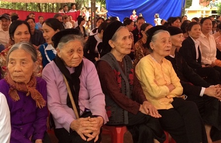 Các cụ già và con cháu  làng Mỹ Lương  phấn khởi dự lễ kỷ niệm 10 năm  làng Văn hóa