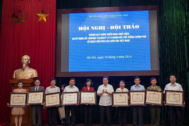 Thứ trưởng Hồ Anh Tuấn trao Kỷ niệm chương cho các đại biểu