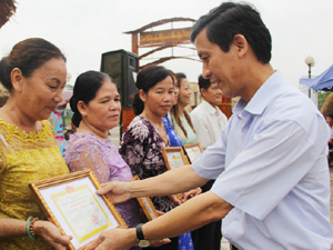 Ông Lâm Văn Khang trao Giấy chứng nhận cho các nghệ nhân