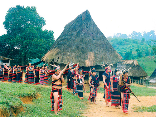 Đàn ông Cơ Tu với chiếc khố bằng vải thổ cẩm truyền thống