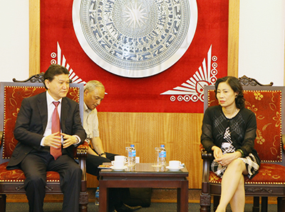 Thứ trưởng Đặng Thị Bích Liên (trái) và Chủ tịch Liên đoàn Cờ vua Thế giới Kirsan Ilyumzhinov tại buổi tiếp