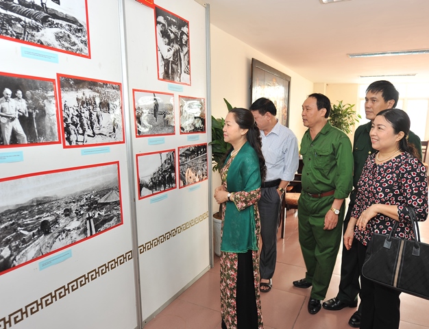 Các đại biểu tham quan triển lãm các hình ảnh tư liệu về chiến dịch Điện Biên Phủ hưởng ứng Cuộc thi