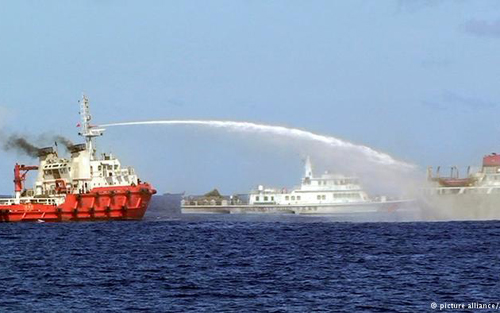 Tàu Trung Quốc phun vòi rồng tấn công tàu Việt Nam (Ảnh: AP)