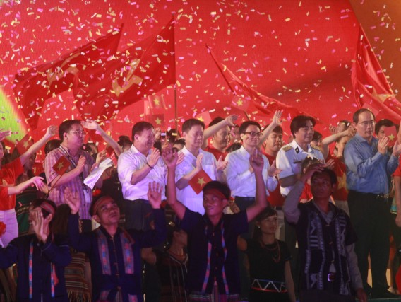 Các đại biểu lên sân khấu hòa trong không khí cua đại gia đình các dân tộc Việt Nam tại Ngôi nhà chung