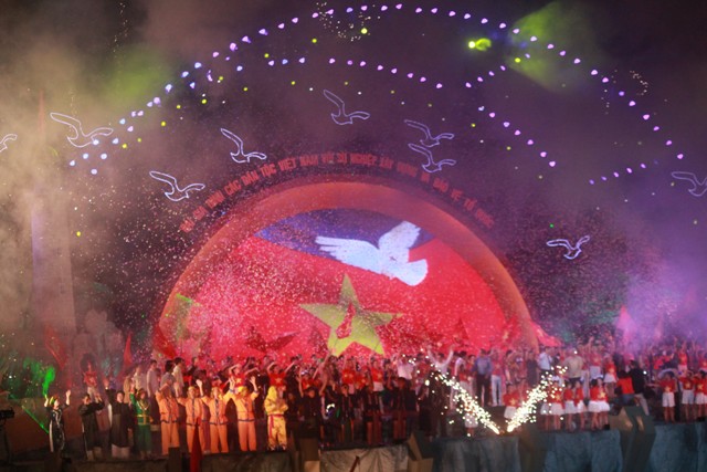 Màn thả chim bồ câu, bóng bay thể hiện khát vọng hòa bình luôn là mong muốn của mỗi người dân Việt Nam