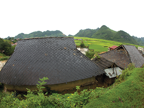 Vẻ đẹp tự nhiên của mái nhà đá đen ở Lai Châu