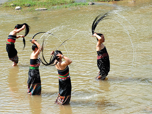 Tắm suối là một trong những phong tục độc đáo của phụ nữ Thái   