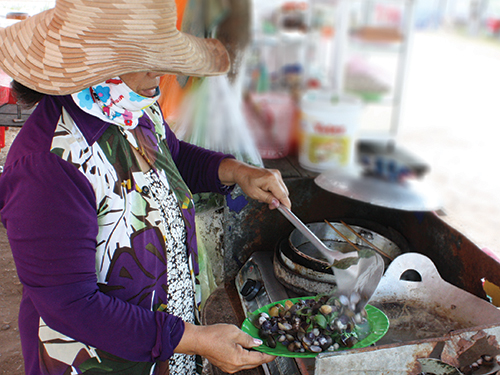 Chế biến lía luộc tại một quán vỉa hè trong trung tâm chợ thị xã Tân Châu