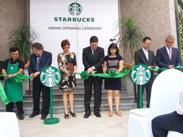 Giám đốc Starbucks Việt Nam cùng cái đại biểu chính thức cắt băng khai trương cửa hàng đầu tiên tại Hà Nội.
