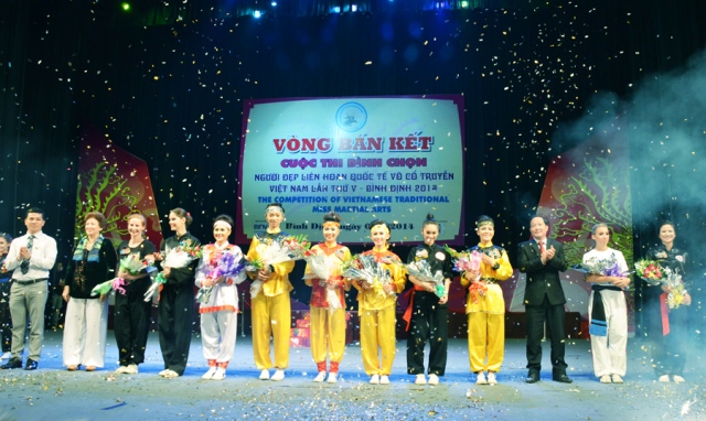 Ban tổ chức và Ban giám khảo tặng hoa chúc mừng 11 thí sinh vào vòng thi Chung kết. 