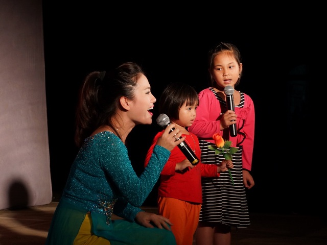 Các nghệ sỹ của Nhà hát Tuổi trẻ giao lưu với trẻ em vùng biên giới