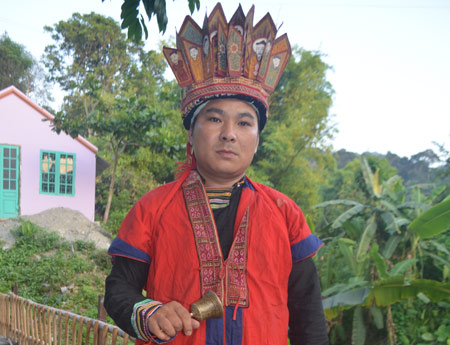 Trang phục của người đàn ông Dao đỏ ở Sơn Phú sau khi được cấp sắc