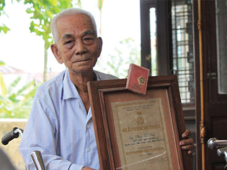 Nghệ nhân Phan Thế Huề ở vào tuổi thượng thọ (97 tuổi)