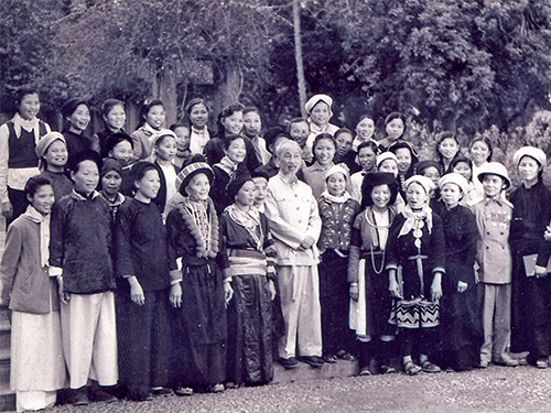 Chủ tịch Hồ Chí Minh chụp ảnh lưu niệm với đại biểu nữ các dân tộc thiểu số tại Giàn hoa Phủ Chủ tịch.12/3/1961
