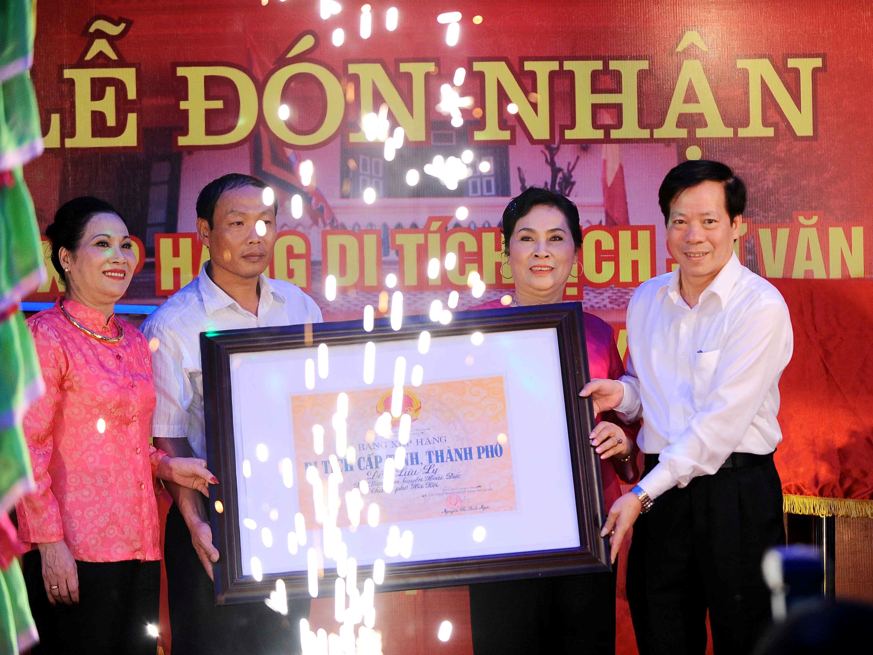 Đại diện Sở VHTTDL Hà Nội trao Bằng Di tích lịch sử văn hóa cấp Thành phố cho BQL Đền Lưu Ly