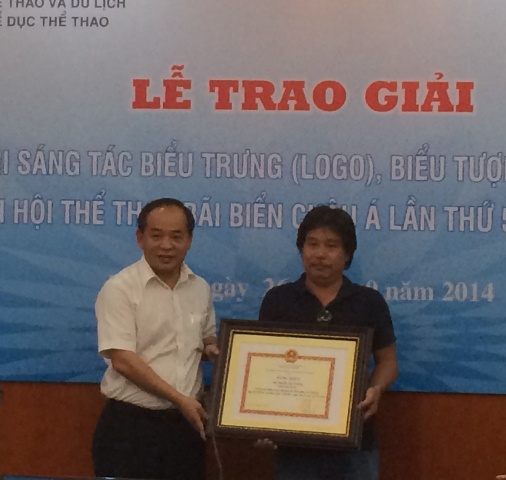 Thứ trưởng Lê Khánh Hải trao giải nhất Mascot cho tác giả Nguyễn Can Trường