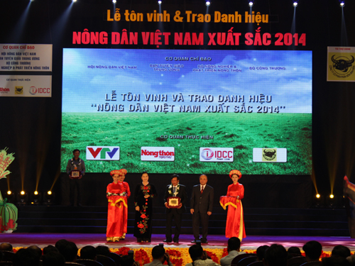 Phó Chủ tịch Quốc hội Nguyễn Thị Kim Ngân và Chủ tịch Hội Nông dân Việt Nam Nguyễn Quốc Cường trao danh hiệu 