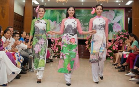 Tà áo dài luôn tôn vinh vẻ đẹp của người phụ nữa Việt Nam