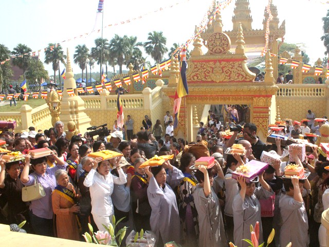 Phật tử thực hiện nghi thức 3 vòng chính điện