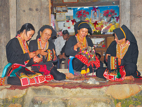 Người Dao giữ gìn nghề thêu truyền thống
            