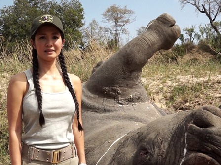 Diva Hồng Nhung bên cá thể tê giác bị giết hại