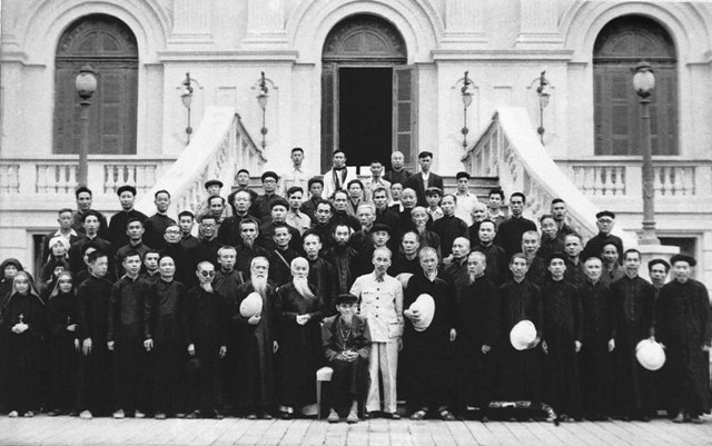 Chủ tịch Hồ Chí Minh với các đại biểu dự Hội nghị công giáo toàn quốc. 09/3/1955      Ảnh: Tư liệu