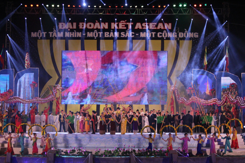 Màn múa Sạp đoàn kết trên nền nhạc của bài hát truyền thống Asean