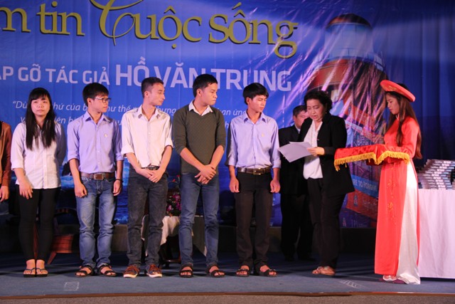 Chị Minh Nguyệt trao tặng học bổng cho 10 sinh viên vượt khó học tập