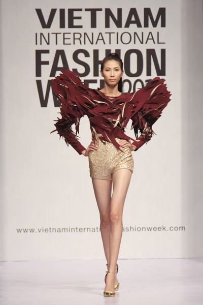 Một mẫu thiết kế mới được giới thiệu trong buổi họp báo Vietnam International Fashion Week